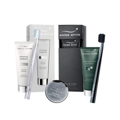 swiss smile Day & Night Whitening And Repair Darilni set belilna zobna krema 75 ml + zobna krema 75 ml + zobna ščetka 2 kos + zobna nitka